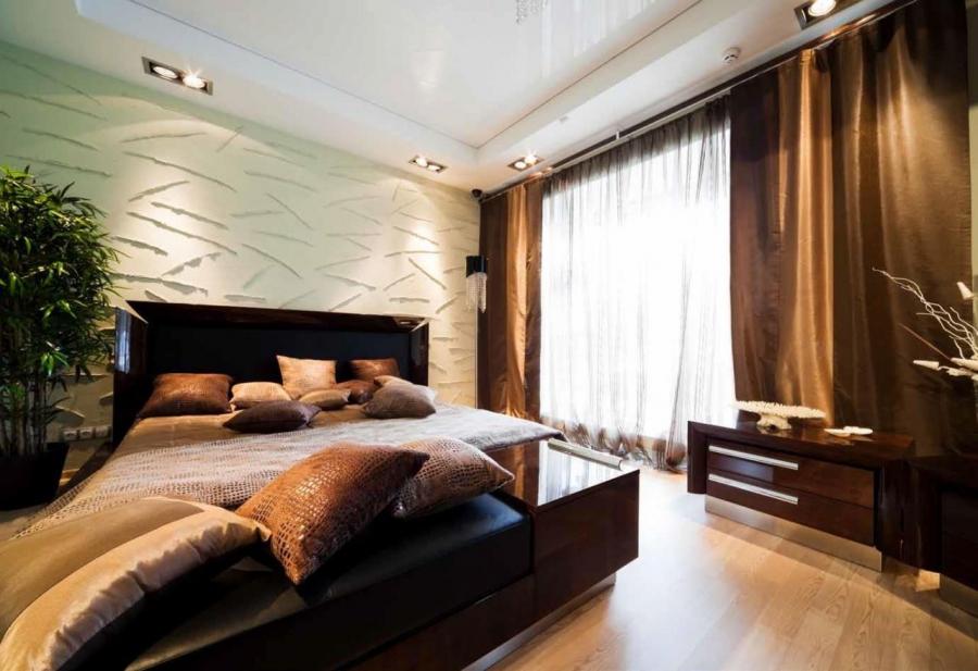 Многоуровневый глянцевый натяжной потолок в спальне