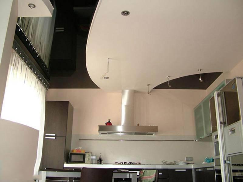 Двухуровневый глянцевый натяжной потолок на кухне