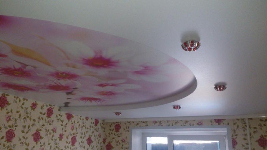 Сатиновый потолок в детской с фотопечатью цветов