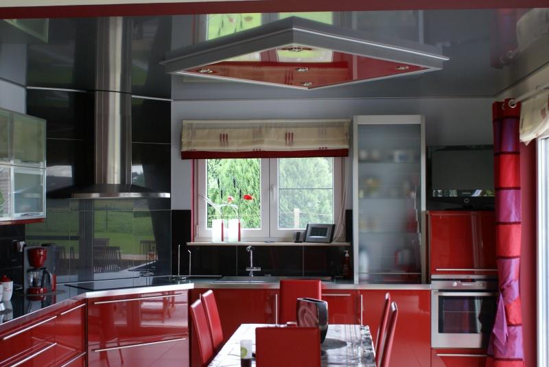 Двухуровневый глянцевый натяжной потолок на кухне