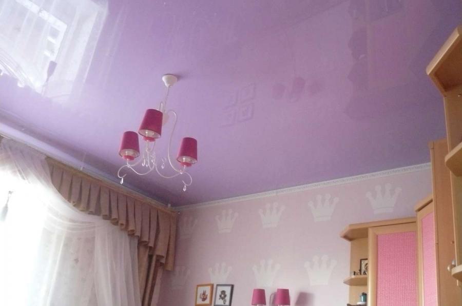 Фиолетовый глянцевый натяжной потолок в детской