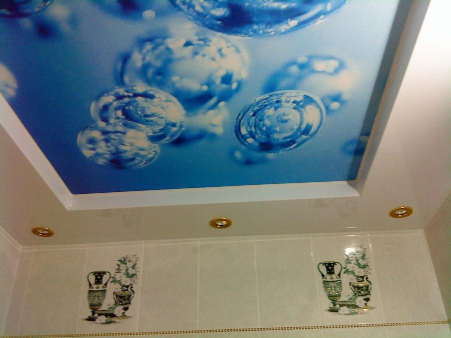Сатиновый потолок в ванной с фотопечатью капли