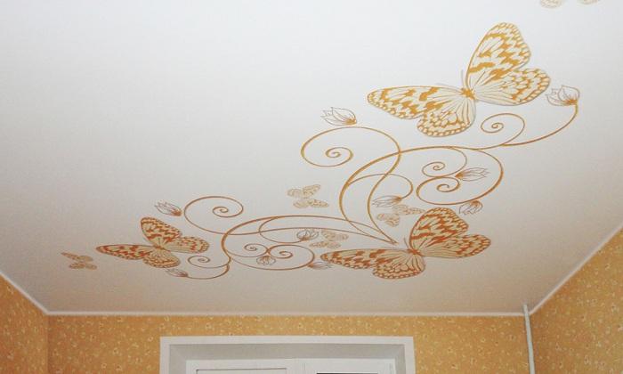 Сатиновый потолок в комнате с фотопечатью бабочки