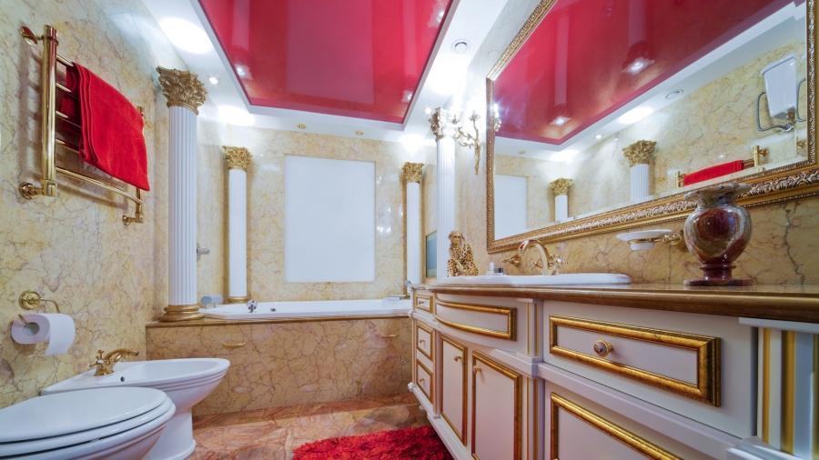 Многоуровневый глянцевый натяжной потолок в ванной