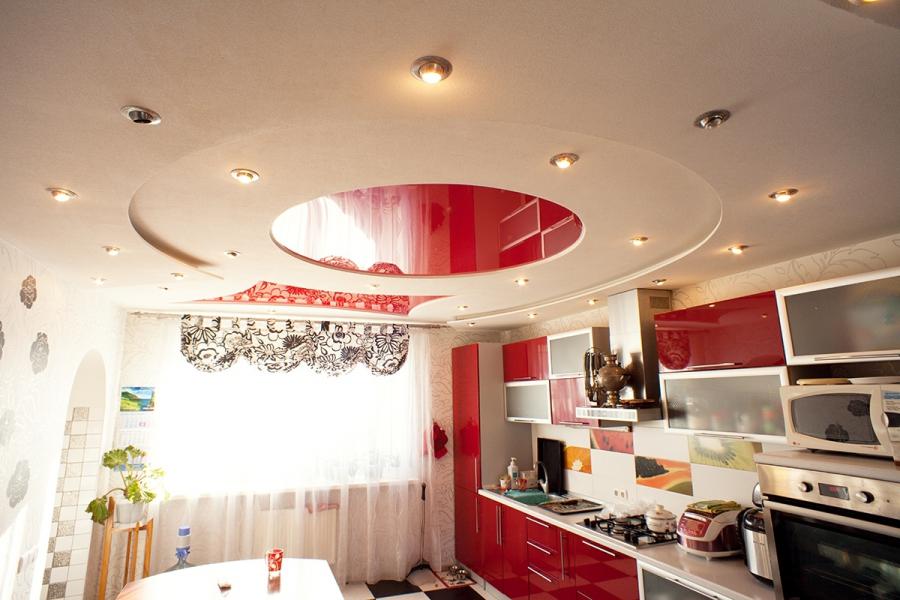 Многоуровневый натяжной потолок на кухне