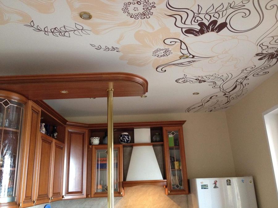 Тканевый натяжной потолок на кухне 