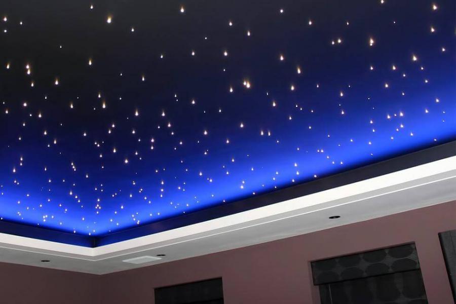 Многоуровневый натяжной потолок в стиле «Звездное небо» в гостиной