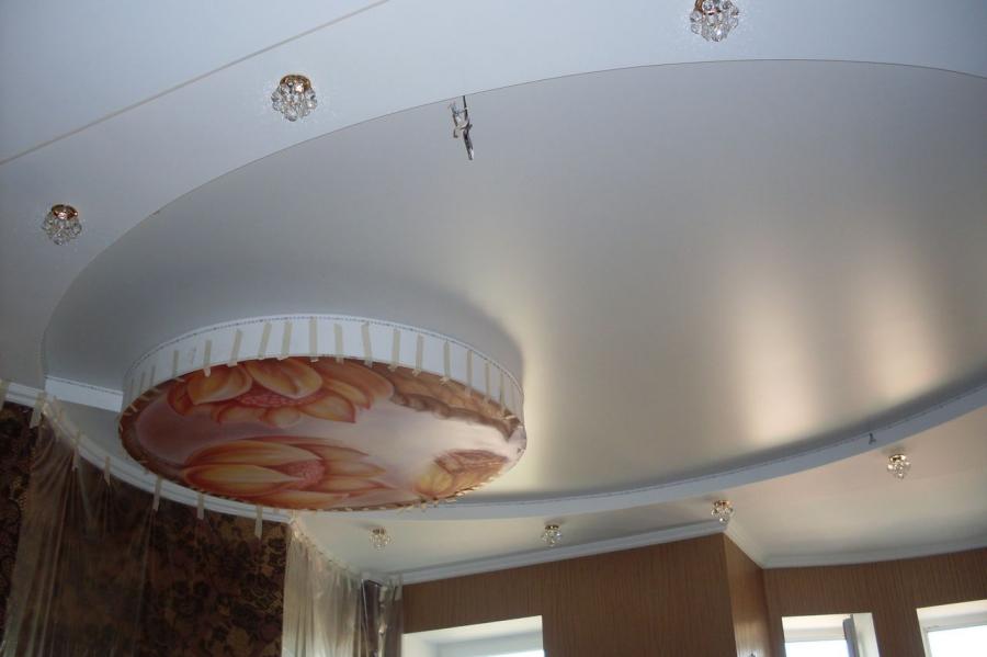 Сатиновый потолок в гостиной с фотопечатью цветов