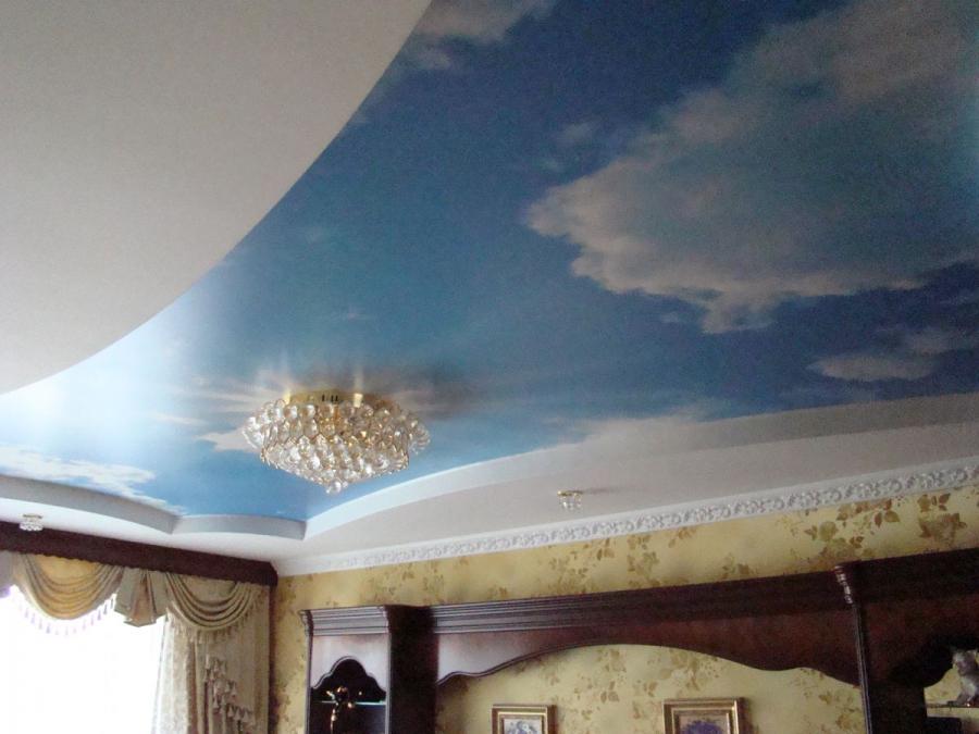 Сатиновый потолок в гостиной с фотопечатью неба