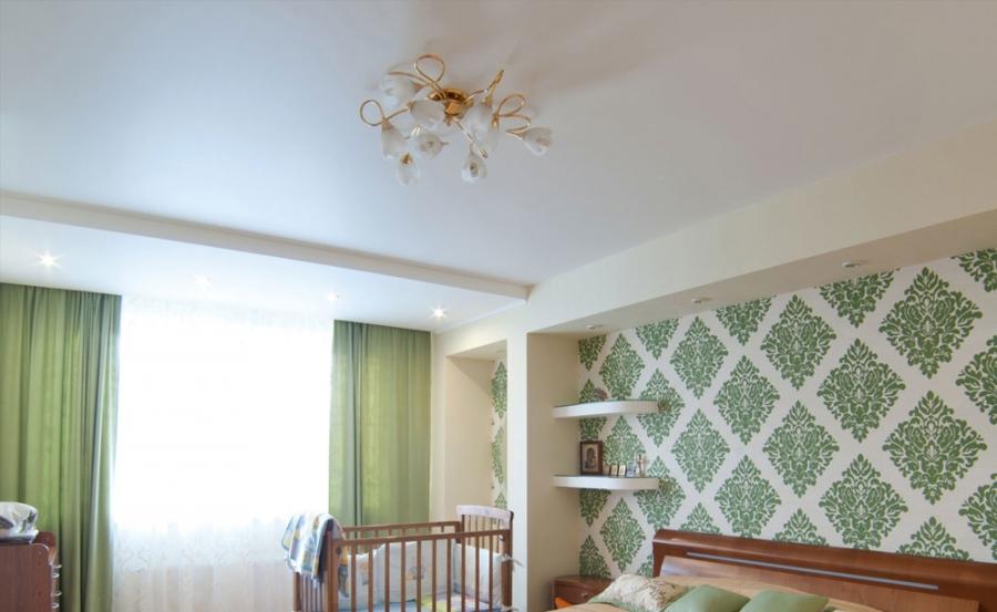 Многоуровневый сатиновый натяжной потолок в спальне