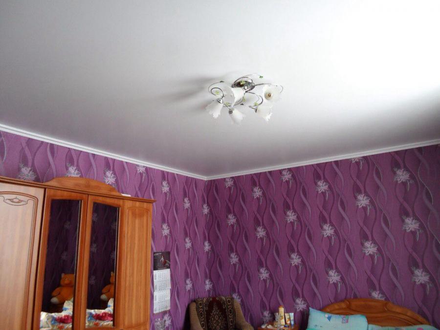 Сатиновый натяжной потолок в спальне