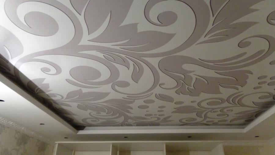 Тканевый натяжной потолок в спальне 