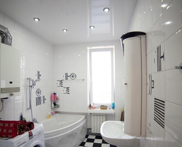Глянцевый белый натяжной потолок в ванной