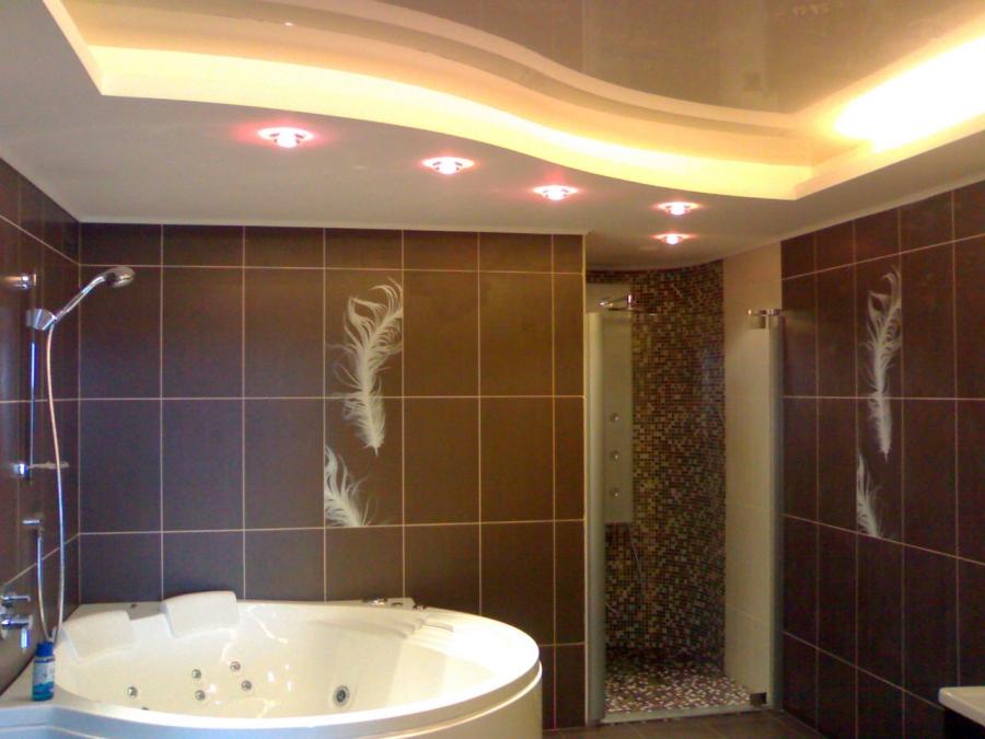 Многоуровневый глянцевый натяжной потолок в ванной