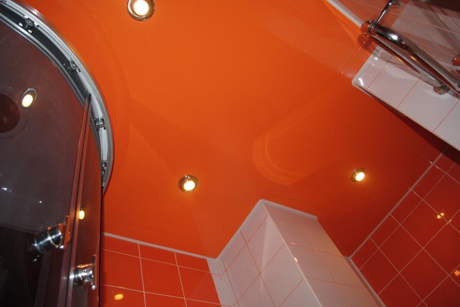 Глянцевый оранжевый натяжной потолок в ванной