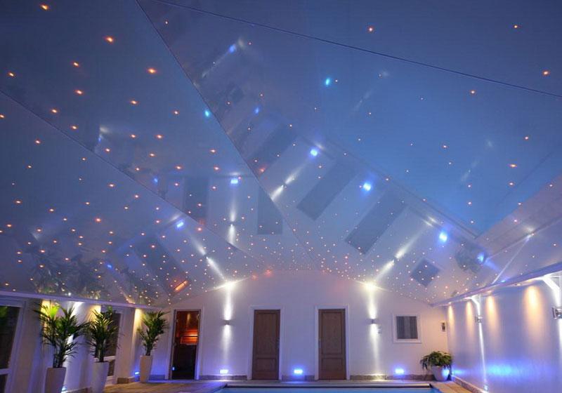 Натяжной потолок в стиле «Звездное небо» в бассейне