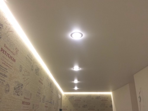 Светодиодные натяжные потолки в коридоре